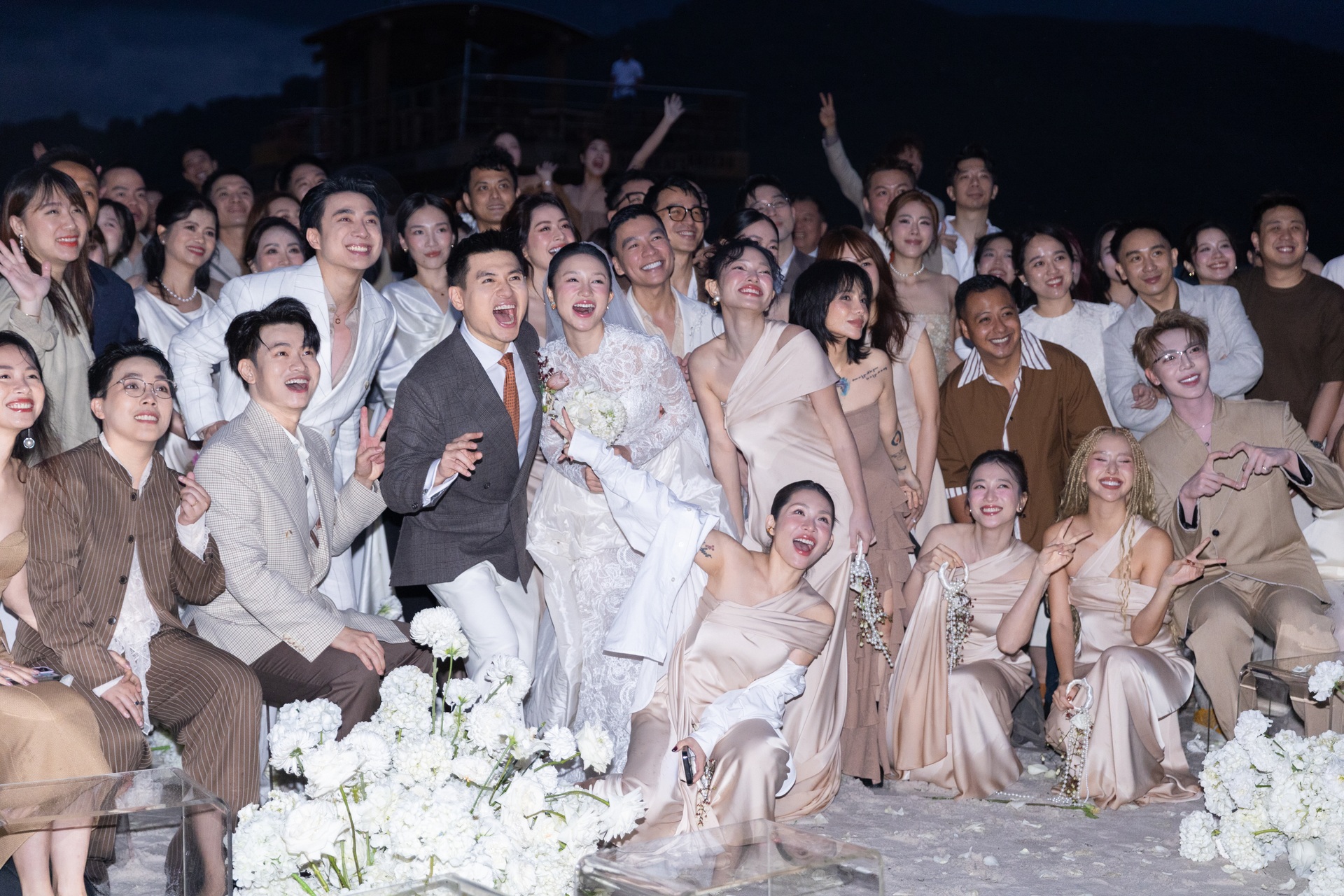 Lễ cưới Salim: Bé Pam đội nhẫn cho cha mẹ, Đức Phúc bất ngờ xuất hiện - 1 Lễ cưới Salim: Bé Pam đội nhẫn cho cha mẹ, Đức Phúc bất ngờ xuất hiện - 1
