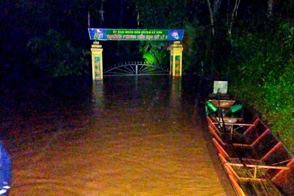 Lũ dâng cao chưa từng có, nhấn chìm trường học và hàng trăm nhà dân - 1 Lũ dâng cao chưa từng có, nhấn chìm trường học và hàng trăm nhà dân - 1