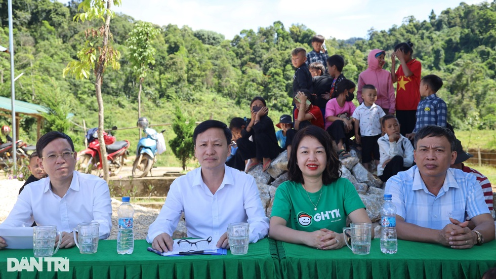 Khánh thành 2 phòng học Dân trí ở điểm trường được mệnh danh nhiều không - 3 Khánh thành 2 phòng học Dân trí ở điểm trường được mệnh danh nhiều không - 3