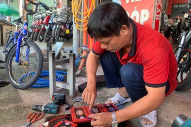 Gã sửa xe đạp 20 năm cứu người gặp nạn trên "con đường tử thần"