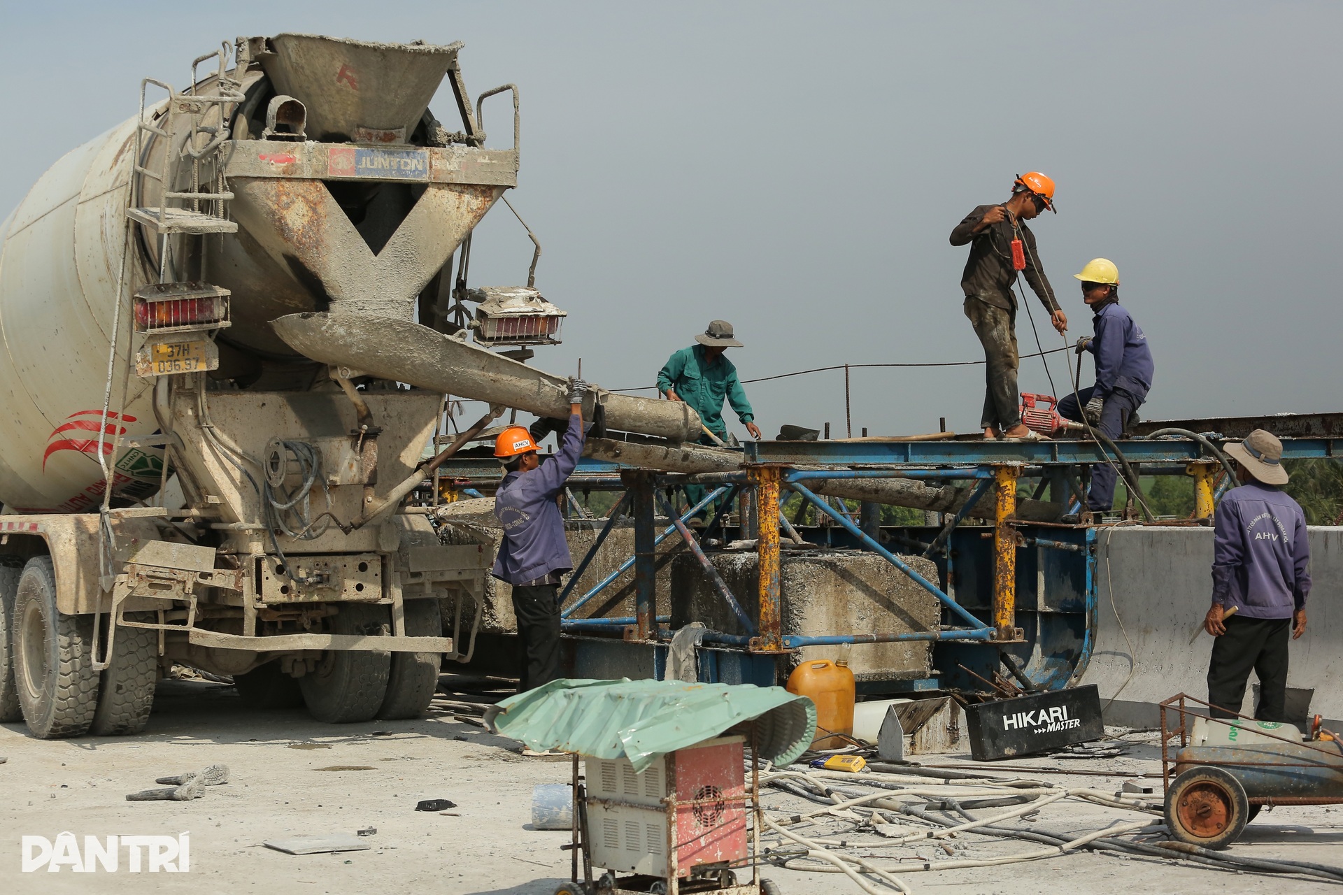 Lắp biển báo đường Vành đai 3 qua Tây Ninh trước tháng thông xe làn cao tốc - 7