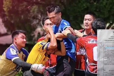 Bê bối của bóng đá Thái Lan: Cầu thủ đánh đồng nghiệp lẫn trọng tài
