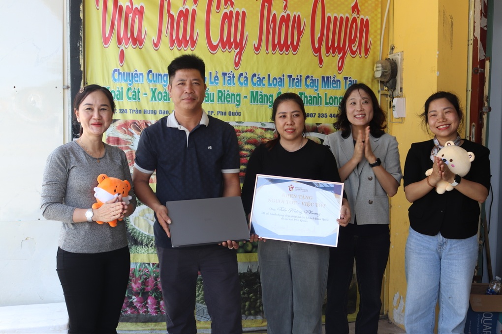 Tổng cục du lịch Hàn Quốc đến Phú Quốc cảm ơn chủ quán tìm cụ bà đi lạc - 1