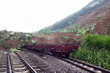 Sạt lở đất vùi lấp 7 toa tàu, giao thông tê liệt