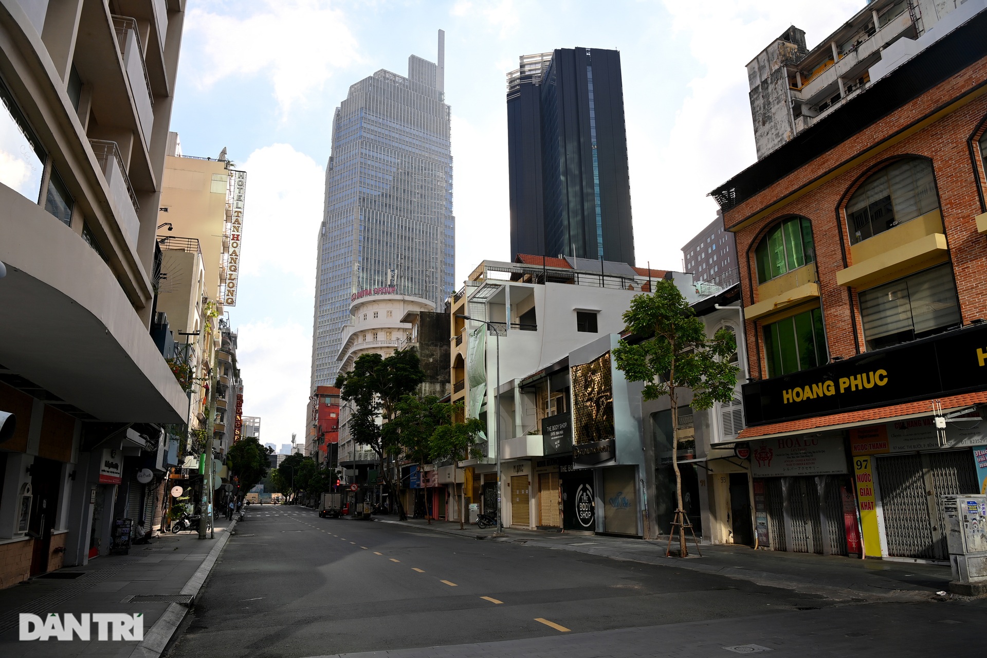 Tràn ngập biển cho thuê, bán nhà trên các tuyến phố trung tâm Sài Gòn - 1