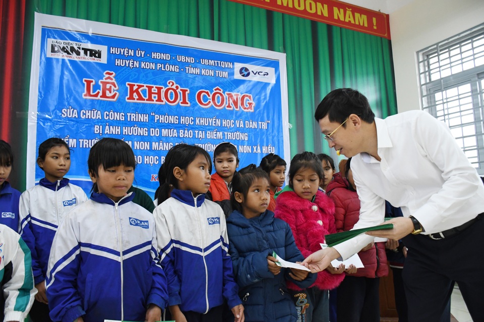 Bạn đọc Dân trí chung tay sửa chữa 4 trường học tan hoang sau bão, lũ - 4 Bạn đọc Dân trí chung tay sửa chữa 4 trường học tan hoang sau bão, lũ - 4
