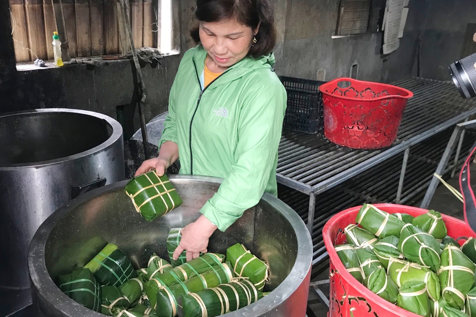 Quảng Trị: Thợ gói chưng, bánh tét bán nguyệt tất bật ngày giáp Tết - 4 Quảng Trị: Thợ gói chưng, bánh tét bán nguyệt tất bật ngày giáp Tết - 4