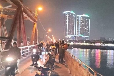 Cô gái nhảy cầu Long Biên, nghi bỏ lại giấy khám thai 6 tuần tuổi