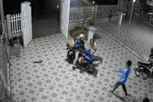 Khoảnh khắc cả nhà ra đón con trai về quê ăn Tết "đốn tim" cộng đồng mạng