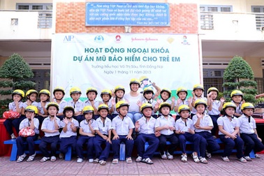 Qũy AIP tặng mũ bảo hiểm cho học sinh Việt Nam