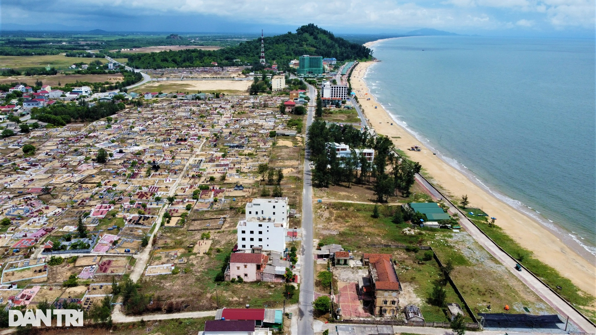 Khách sạn view nghĩa trang, ki ốt nhếch nhác ở biển Thiên Cầm - 2 Khách sạn view nghĩa trang, ki ốt nhếch nhác ở biển Thiên Cầm - 2