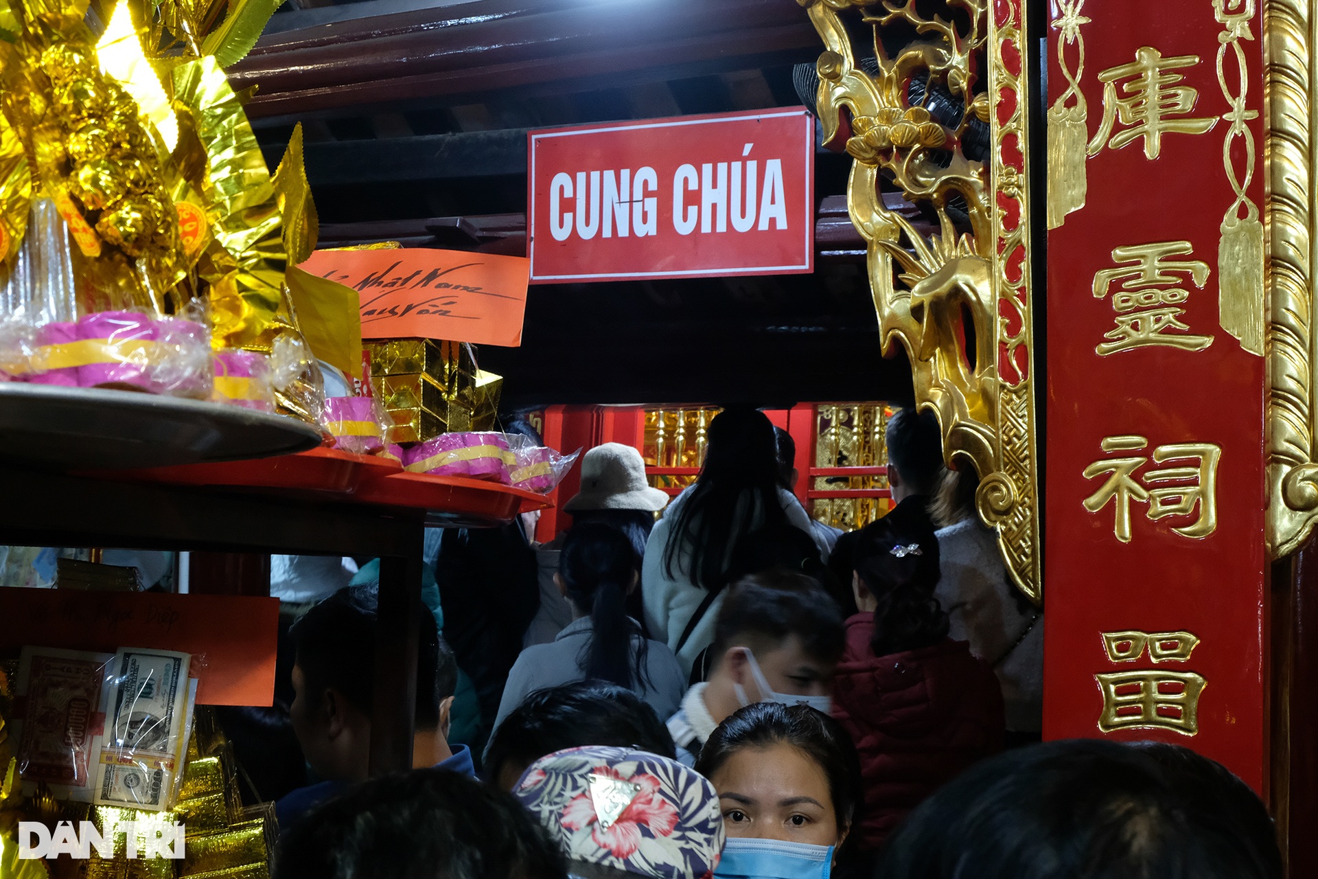Nườm nượp người dâng vàng xin lộc, vay tiền Bà Chúa Kho đầu năm - 8 Nườm nượp người dâng vàng xin lộc, vay tiền Bà Chúa Kho đầu năm - 8