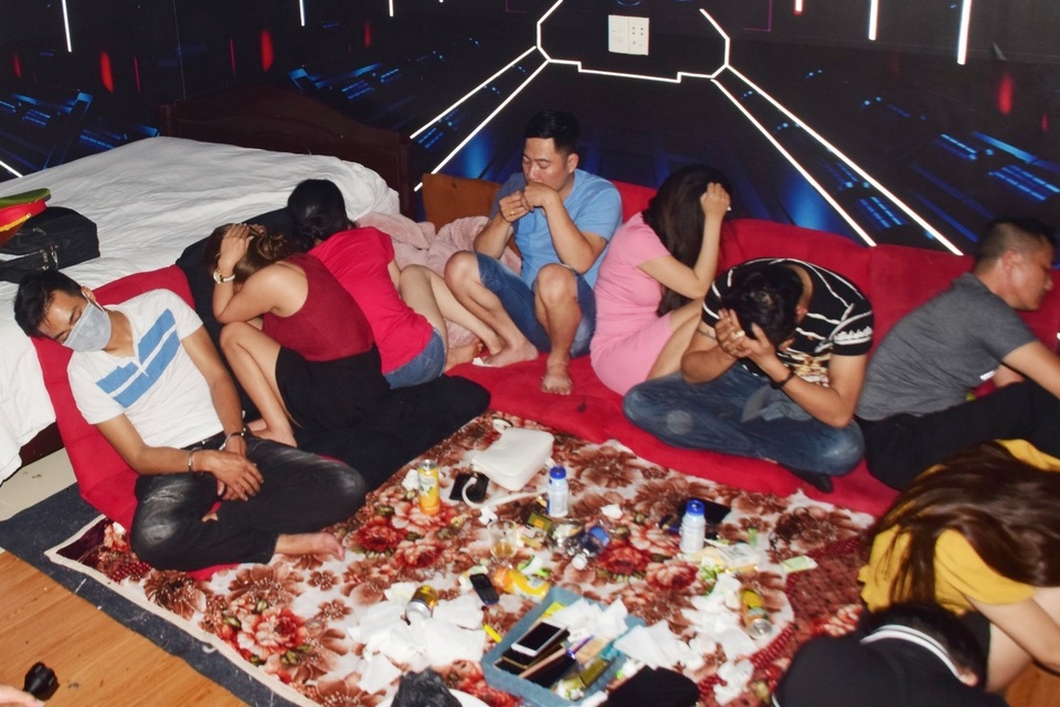 Nhiều hot girl hút, chích ma túy trong nhà nghỉ có nhân viên phục vụ - 1 Nhiều hot girl hút, chích ma túy trong nhà nghỉ có nhân viên phục vụ - 1