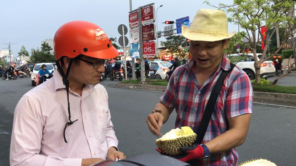 Đi xe hơi bán trái sầu, chàng trai kiếm gần tỉ bạc mỗi năm - 5 Đi xe hơi bán trái sầu, chàng trai kiếm gần tỉ bạc mỗi năm - 5