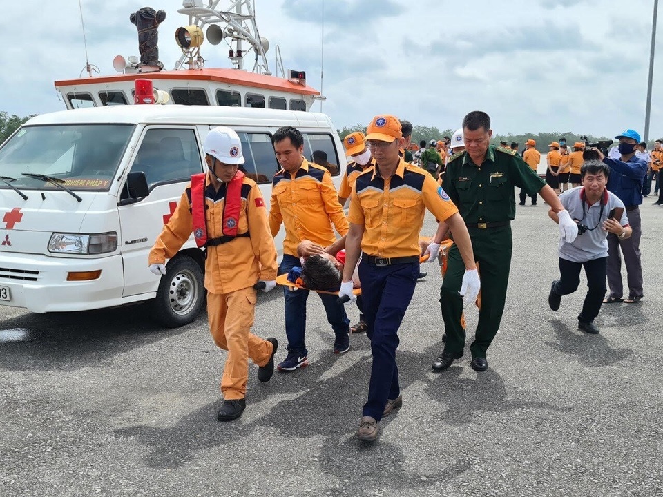 Vụ tàu cá bị chìm do va chạm với tàu hàng: Tìm thấy thi thể 4 thuyền viên - 1 Vụ tàu cá bị chìm do va chạm với tàu hàng: Tìm thấy thi thể 4 thuyền viên - 1