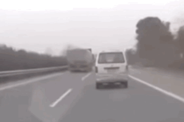 Pha bẻ lái thót tim để lại bài học về giữ khoảng cách trên cao tốc