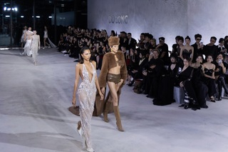 Minh Triệu vấp tà váy, xử lý sự cố chuyên nghiệp trên sàn diễn thời trang - 1