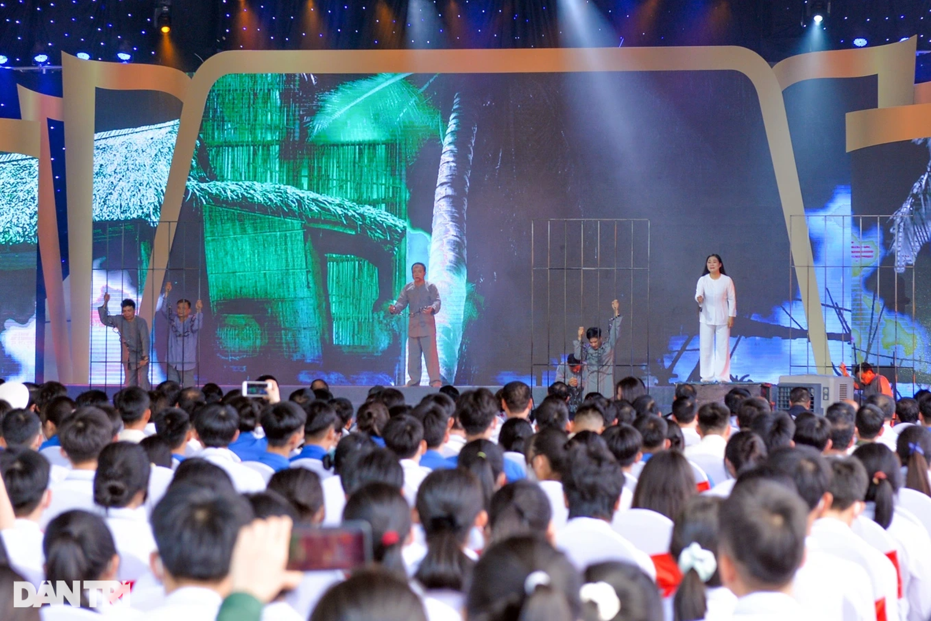 Chương trình nghệ thuật xúc động về Tổng Bí thư Lê Hồng Phong - 10 Chương trình nghệ thuật xúc động về Tổng Bí thư Lê Hồng Phong - 10