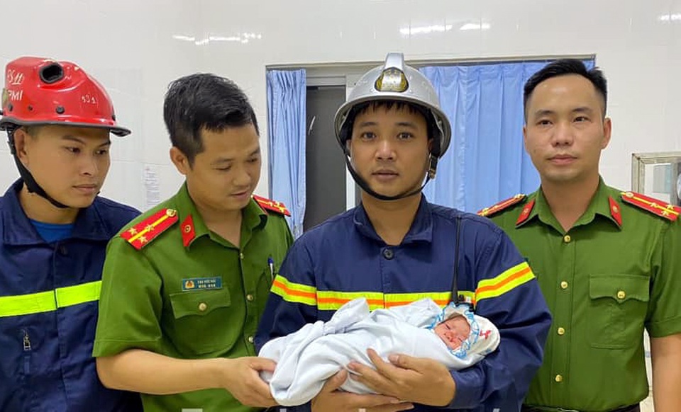 Hà Nội: Bé trai sơ sinh bị bỏ rơi giữa 2 khe tường rất hẹp - 3 Hà Nội: Bé trai sơ sinh bị bỏ rơi giữa 2 khe tường rất hẹp - 3