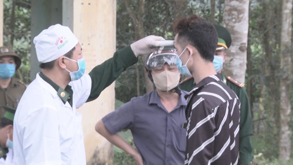 Những chiến sĩ quân hàm xanh vất vả nơi tuyến đầu chống dịch Covid-19 - 3 Những chiến sĩ quân hàm xanh vất vả nơi tuyến đầu chống dịch Covid-19 - 3