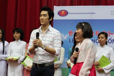 Song Seung Heon trao học bổng cho sinh viên