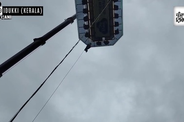 Bữa tối trên không trung gặp sự cố, 5 người mắc kẹt 2 tiếng