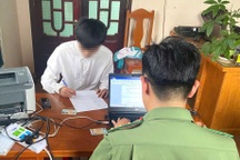 Phát hiện thí sinh dùng camera phát đề thi nhờ bạn tìm đáp án