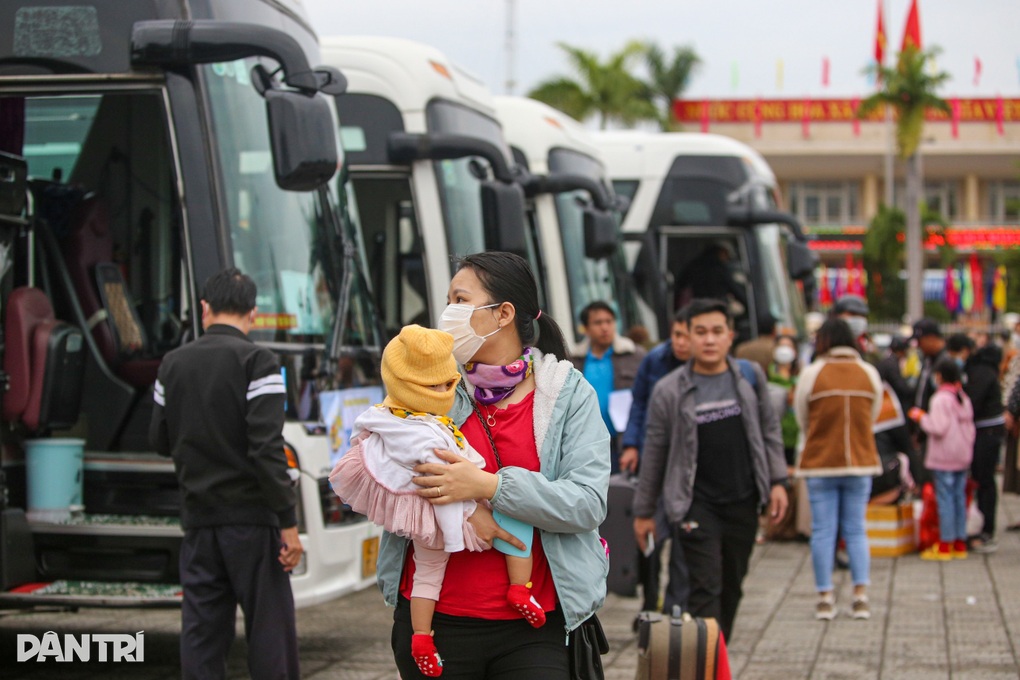 Nỗi niềm trên những chuyến xe miễn phí đưa công nhân về quê đón Tết - 6 Nỗi niềm trên những chuyến xe miễn phí đưa công nhân về quê đón Tết - 6
