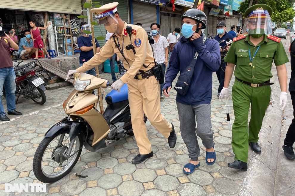 Hàng nghìn người Hà Nội đổ ra đường sau thông báo dùng giấy đi đường cũ - 3 Hàng nghìn người Hà Nội đổ ra đường sau thông báo dùng giấy đi đường cũ - 3