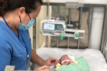 Bé 4 tháng tuổi mắc dị tật bị bỏ lại cổng chùa cùng bức thư của mẹ