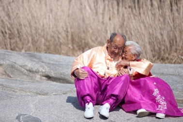 Mối tình cảm động của cặp vợ chồng già Hàn Quốc gây sốt