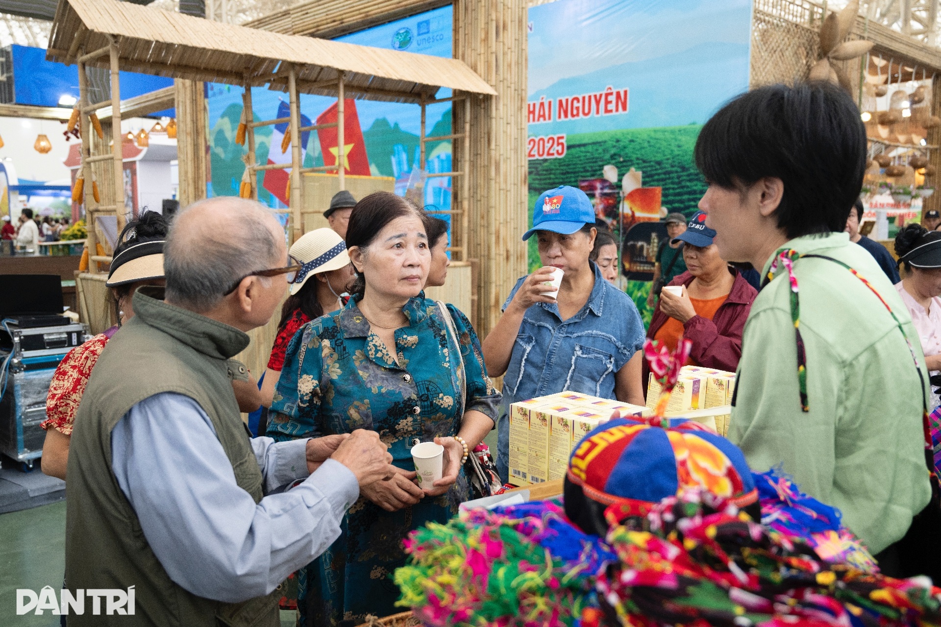Warna-warna Barat Laut menonjol di ruang Pameran Musim Gugur - 2 Sắc màu Tây Bắc nổi bật giữa không gian Hội chợ Mùa Thu - 2