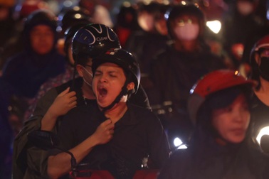 Người dân TPHCM nhích từng chút trên đường về nhà do mưa lớn giờ tan tầm