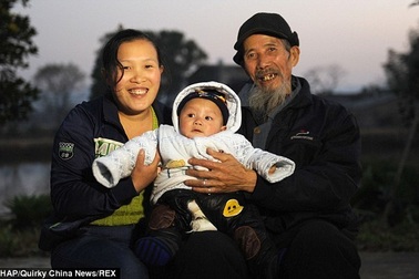 Chuyện tình của thầy lang 79 tuổi và vợ kém 45 tuổi