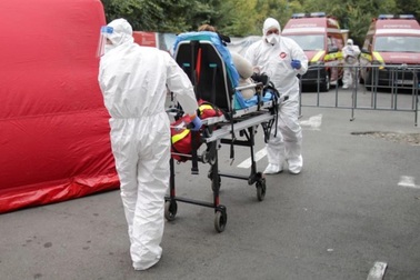 Nhà xác chật kín thi thể ở "điểm nóng" Covid-19 tại châu Âu