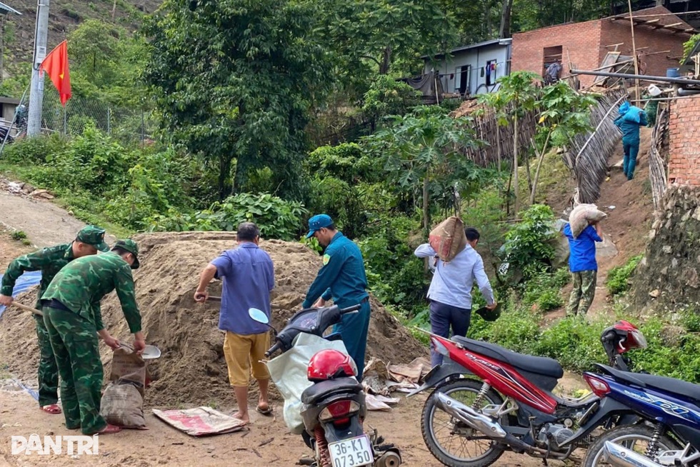 Bộ đội băng rừng, vượt sông giúp dân xây nhà - 3 Bộ đội băng rừng, vượt sông giúp dân xây nhà - 3