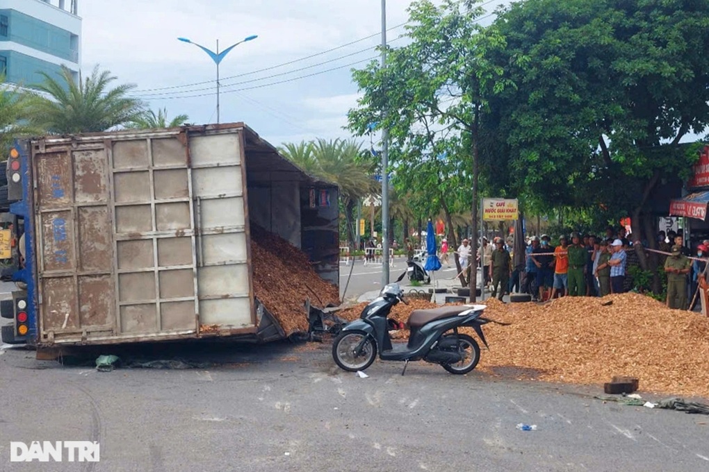Vụ xe chở dăm gỗ lật cướp 3 mạng người: Xe chạy quá tốc độ - 2 Vụ xe chở dăm gỗ lật cướp 3 mạng người: Xe chạy quá tốc độ - 2