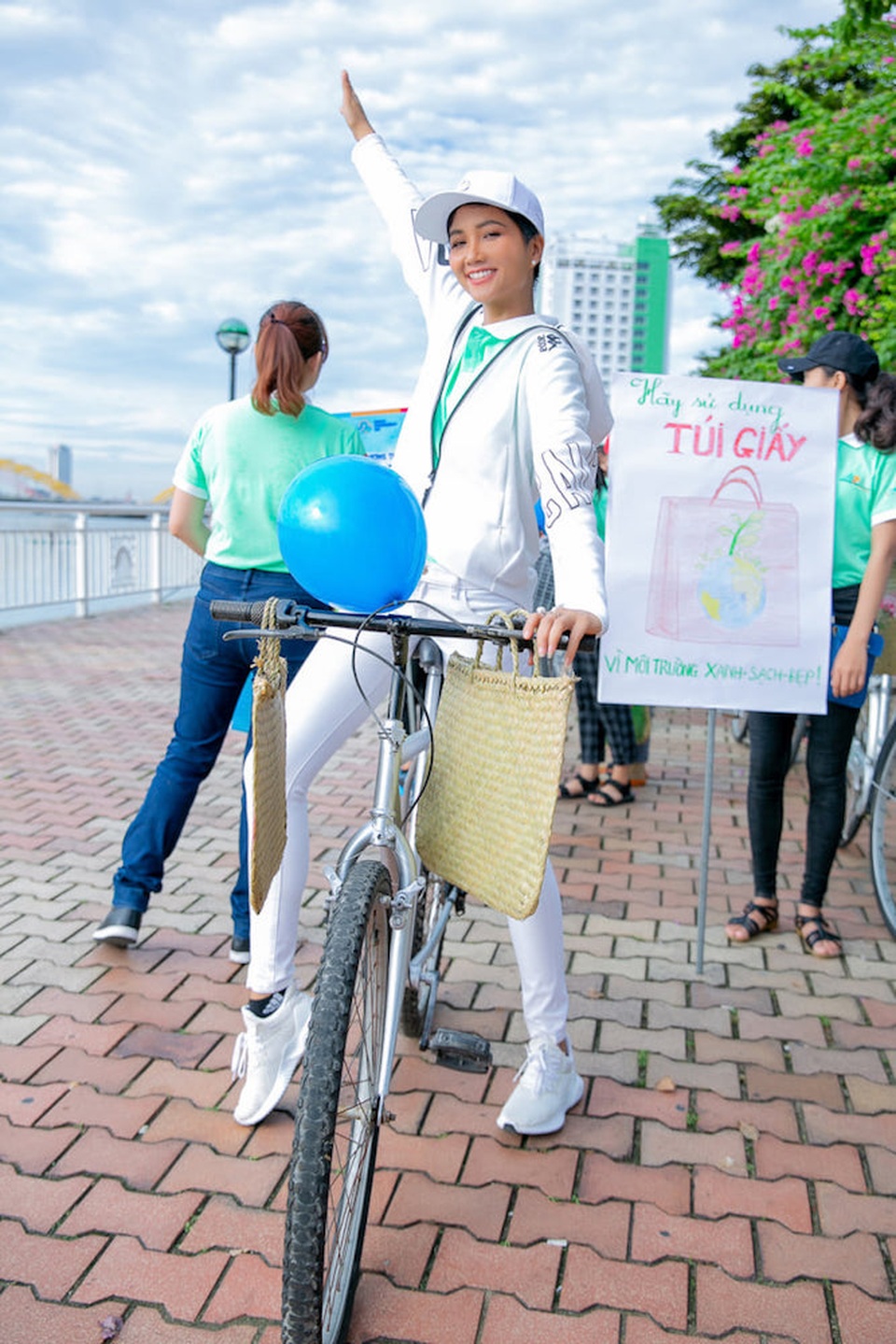 Hương Giang gây sốt với ảnh khóa môi bạn trai trên du thuyền - 11 Hương Giang gây sốt với ảnh khóa môi bạn trai trên du thuyền - 11