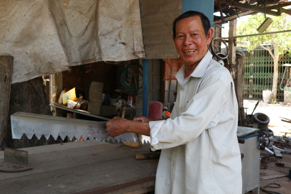 “Kỹ sư hai lúa” với những cải tiến sáng tạo hữu ích cho nông dân - 3 “Kỹ sư hai lúa” với những cải tiến sáng tạo hữu ích cho nông dân - 3