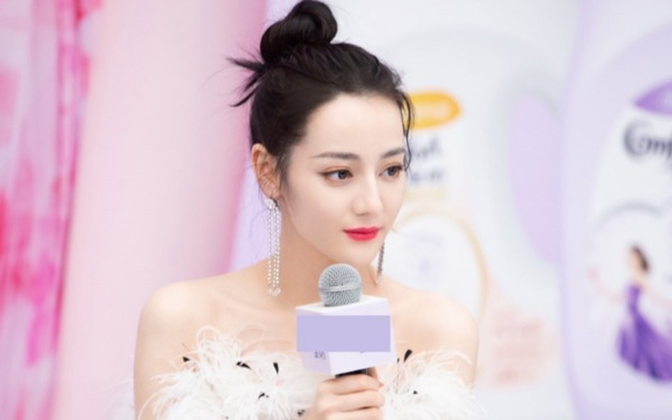 Địch Lệ Nhiệt Ba úp mở chia tay giữa tin đồn hò hẹn với Hoàng Cảnh Du - 9 Địch Lệ Nhiệt Ba úp mở chia tay giữa tin đồn hò hẹn với Hoàng Cảnh Du - 9