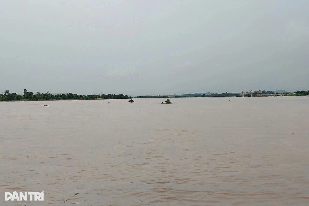 Ba xã đang bị cô lập hoàn toàn, nhiều khu dân cư nước ngập ngang thân nhà - 1 Ba xã đang bị cô lập hoàn toàn, nhiều khu dân cư nước ngập ngang thân nhà - 1