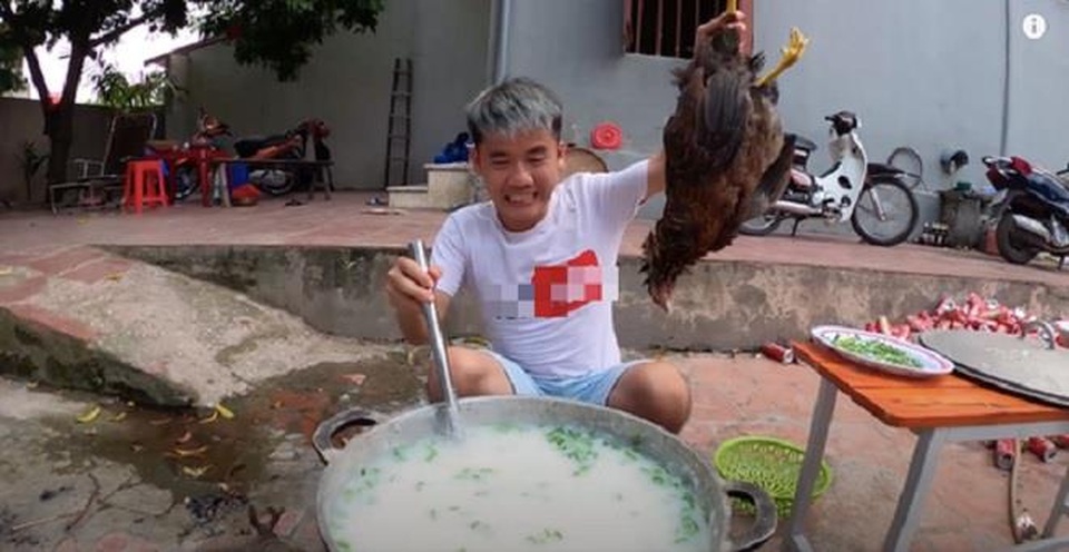Vlog cháo gà cả lông, ăn sống nuốt tươi: Bẩn thỉu, kinh dị thế vẫn xem? - 1 Vlog cháo gà cả lông, ăn sống nuốt tươi: Bẩn thỉu, kinh dị thế vẫn xem? - 1