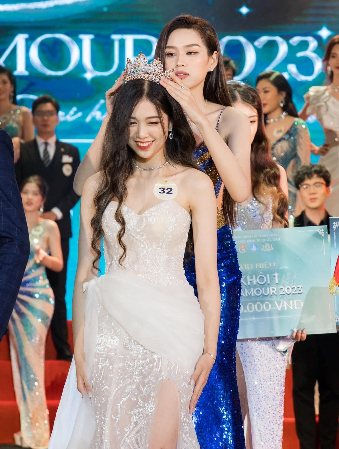 Wanita cantik dan berbakat, mahasiswa universitas ternama di Hanoi - 7 Dàn hoa khôi tài sắc, là sinh viên trường đại học hàng đầu ở Hà Nội - 7