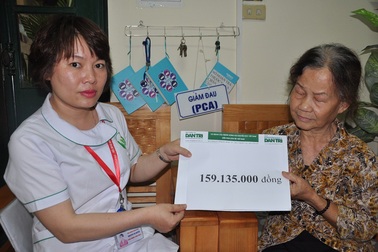 Gần 160 triệu đồng đến với bé Thắng mồ côi bị u khớp gối