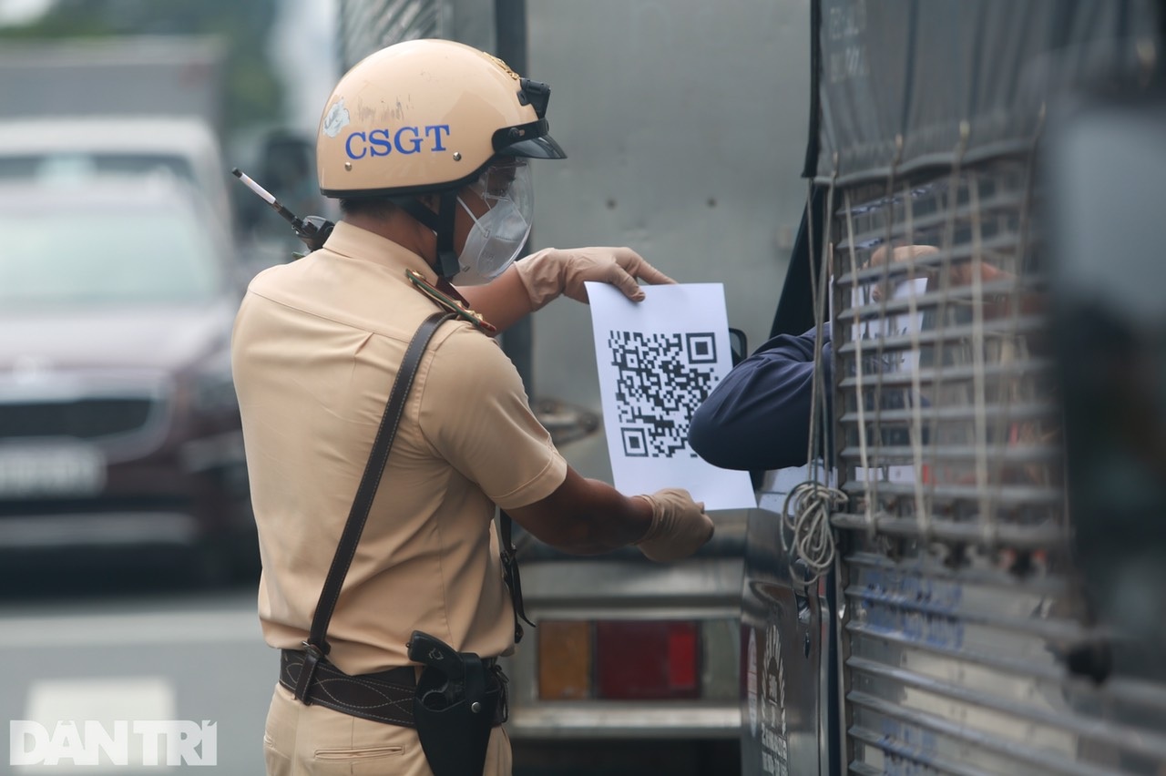 Xe cộ ùn ùn chờ khai báo di biến động dân cư tại chốt kiểm soát ở Sài Gòn - 15 Xe cộ ùn ùn chờ khai báo di biến động dân cư tại chốt kiểm soát ở Sài Gòn - 15
