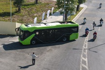 Xe buýt điện đầu tiên của Việt Nam chính thức lăn bánh tại Hà Nội