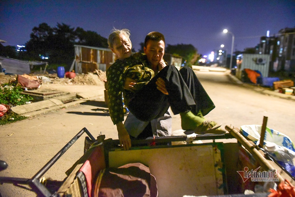 Chàng trai nghèo chở mẹ đi nhặt phế liệu khắp Sài Gòn - 10 Chàng trai nghèo chở mẹ đi nhặt phế liệu khắp Sài Gòn - 10