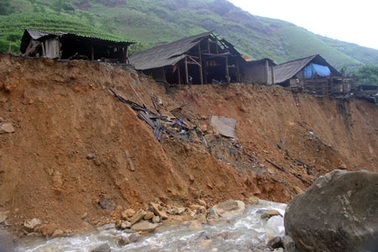 Bản làng “chênh vênh” sau trận lũ ống