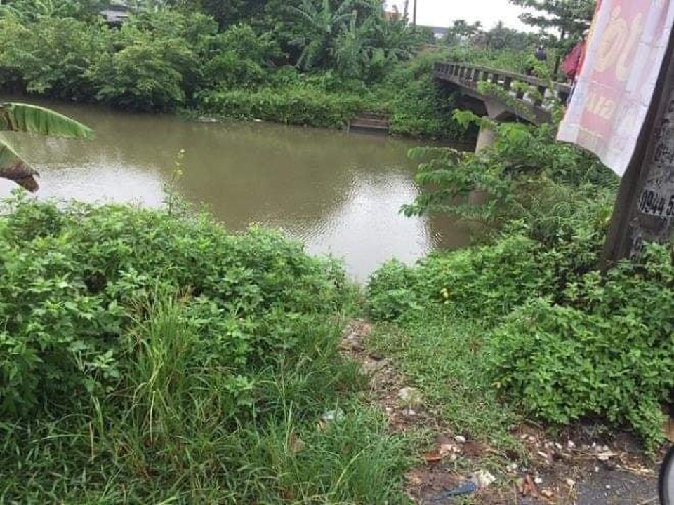 Khởi tố người đàn ông ôm 2 con nhảy kênh tự tử vì vợ không gửi tiền - 1 Khởi tố người đàn ông ôm 2 con nhảy kênh tự tử vì vợ không gửi tiền - 1