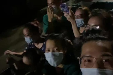 Huệ Nguyễn và đoàn tình nguyện của Học viện tại tâm dịch Bắc Giang